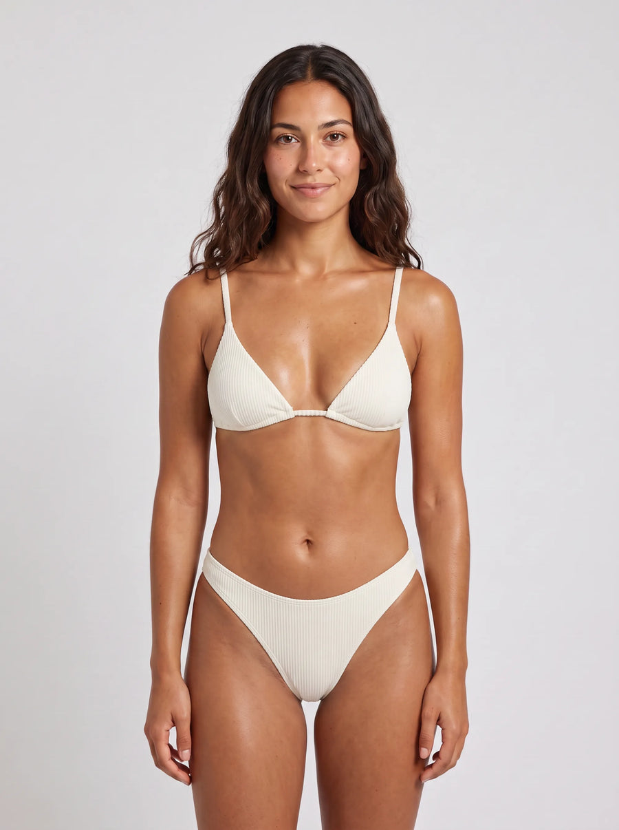 Échancré Côtelé Les Salins, porté vue face en studio, maillot de bain Palm Club