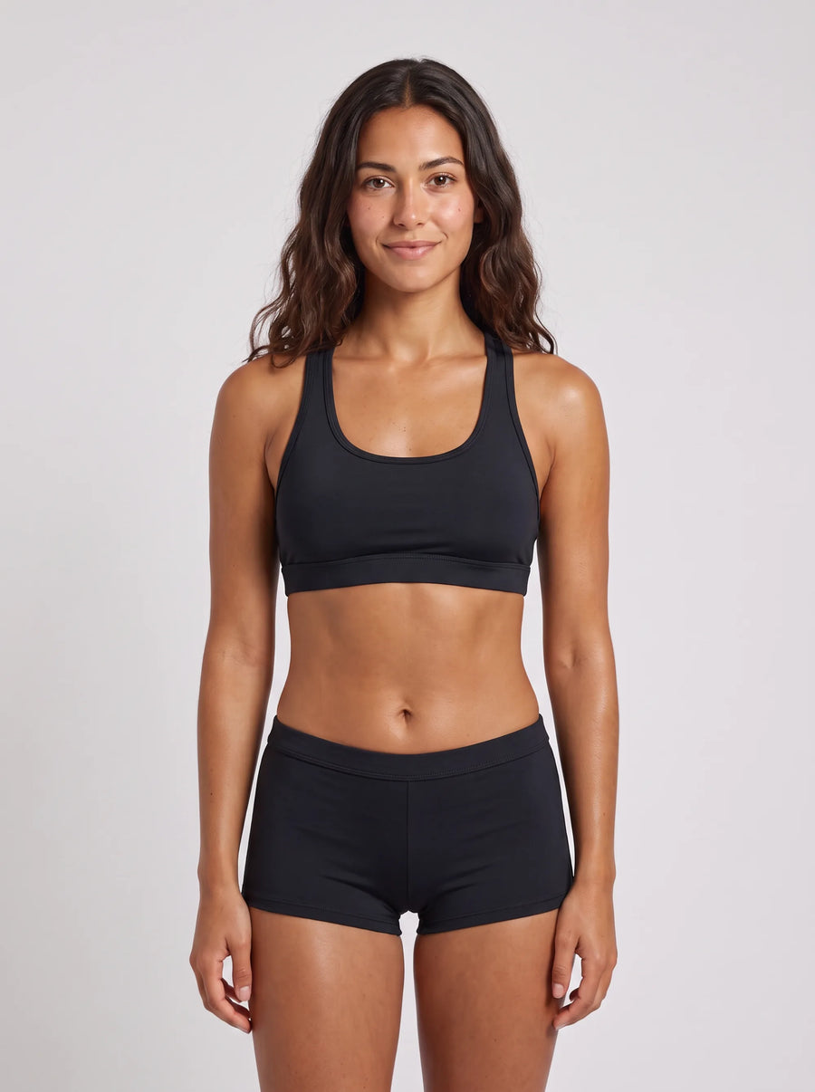 Ensemble Cabine 9, porté vue face en studio, maillot de bain Palm Club