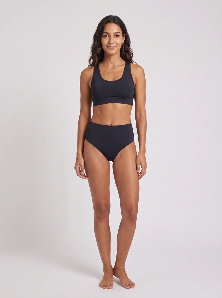 Brassière Cabine 9, porté vue face en studio, maillot de bain Palm Club