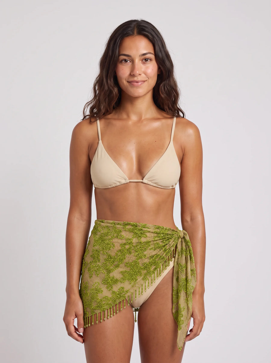 Paréo Brodé Amande, porté vue face en studio, maillot de bain Palm Club