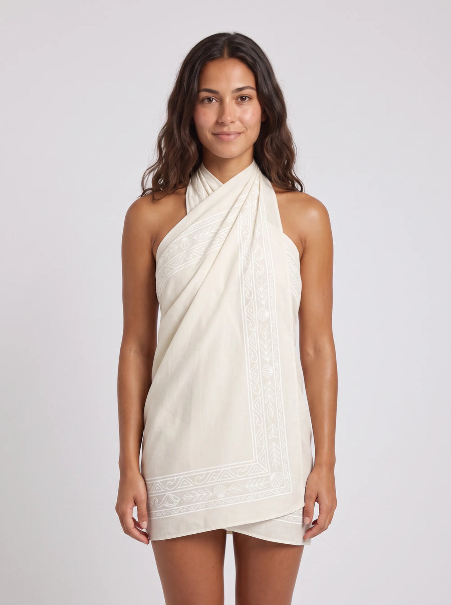Paréo La Darse, porté vue face en studio, maillot de bain Palm Club