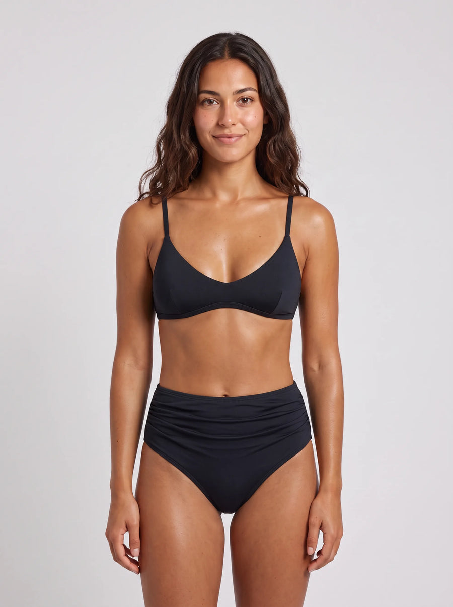 Taille Haute Drapée La Digue, porté vue face en studio, maillot de bain Palm Club
