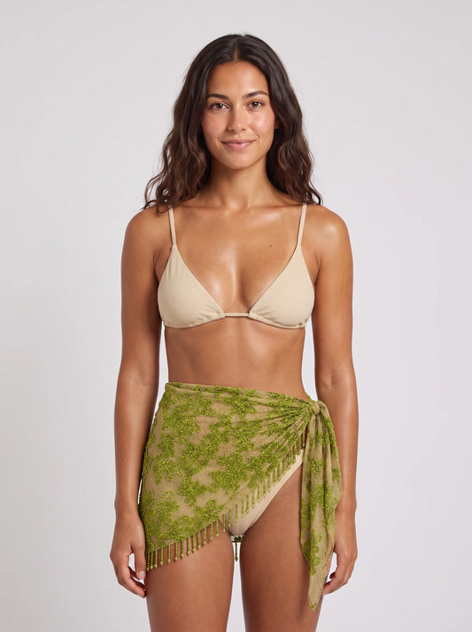 Paréo Brodé Amande, porté vue face en studio, maillot de bain Palm Club