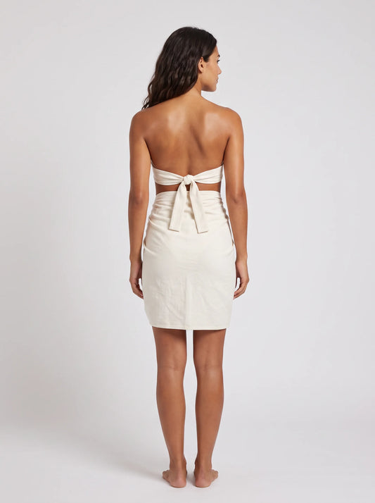 Paréo Cap Blanc, porté vue dos en studio, maillot de bain Palm Club