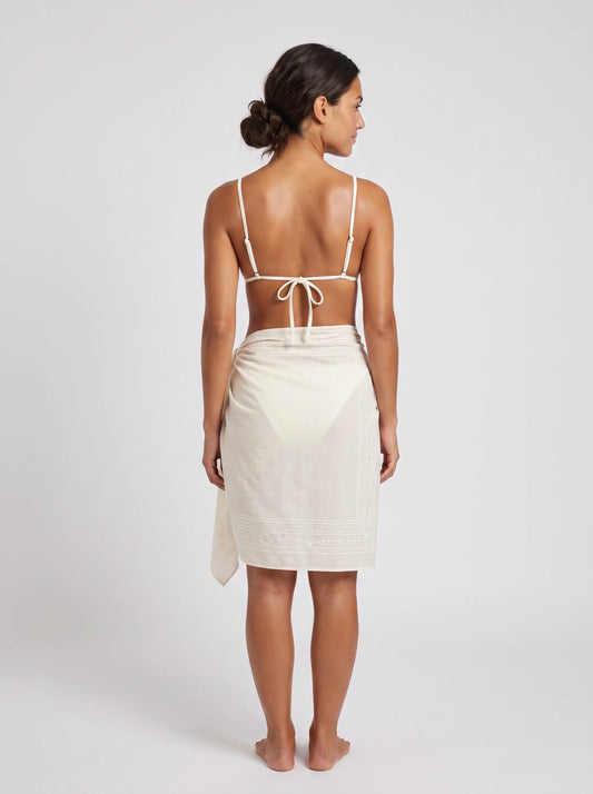 Paréo La Darse, porté vue dos en studio, maillot de bain Palm Club
