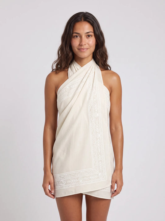 Paréo La Darse, porté vue face en studio, maillot de bain Palm Club