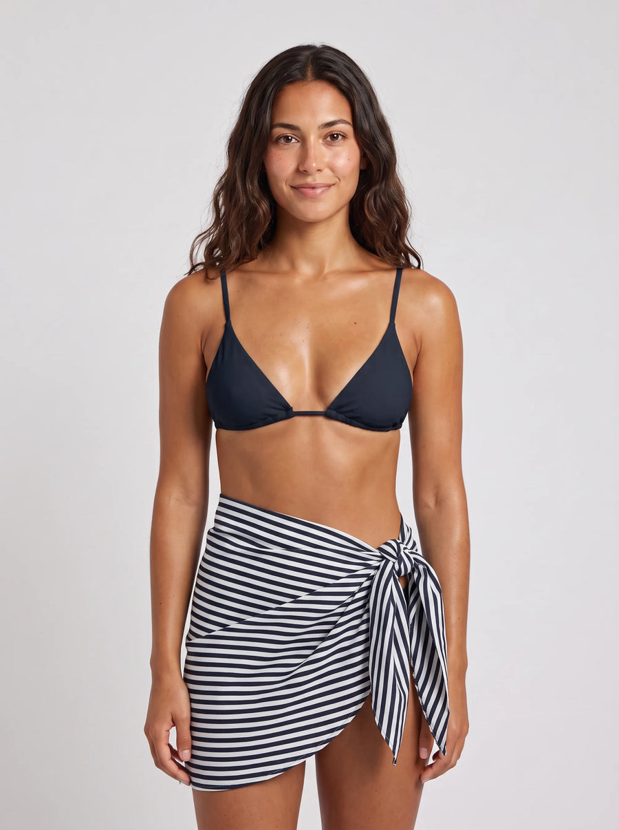Paréo Le Ponton, porté vue face en studio, maillot de bain Palm Club