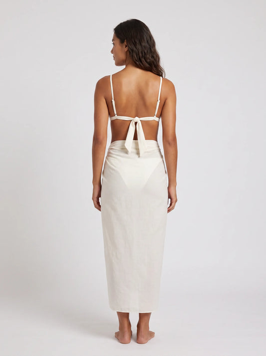 Paréo Quatorze Heures, porté vue dos en studio, maillot de bain Palm Club